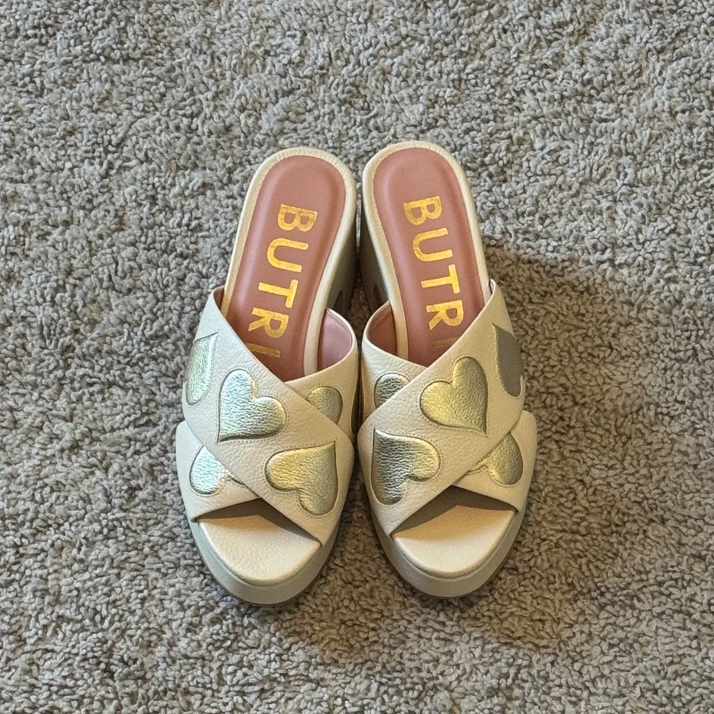 Butrich Ivory Gold Heart Platform Leather Sandal Size 38 - Picture 2 of 6